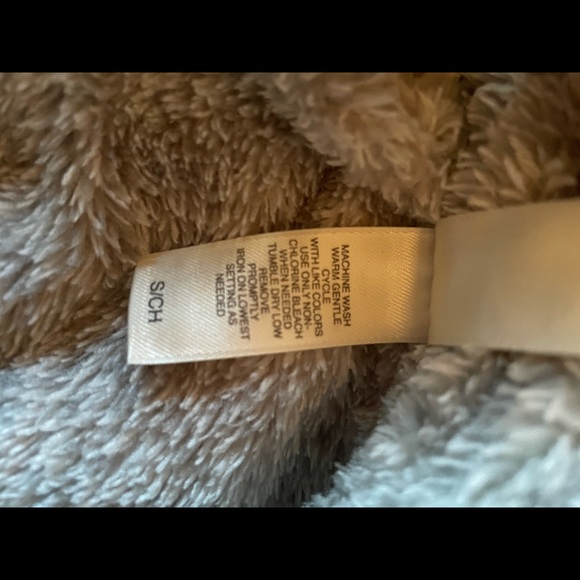 Ambrielle Grey Size Small Plush Bath Robe - Picture 6 of 14